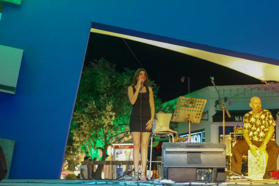 Akşam açık hava sahnesinde akustik grup ve vokalist