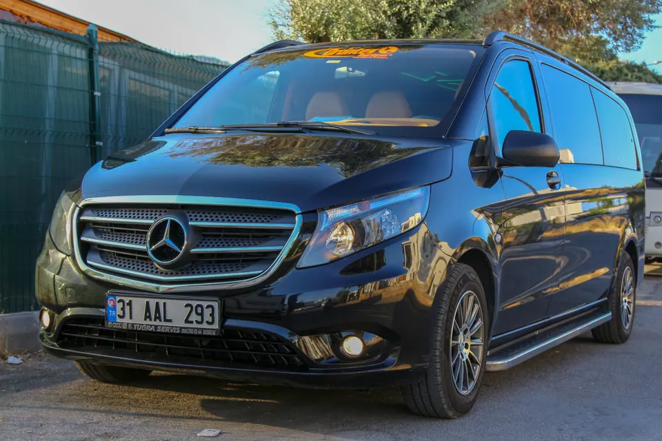 Bodrum'da VIP transfer için siyah minivan, araç tanıtım fotoğrafı
