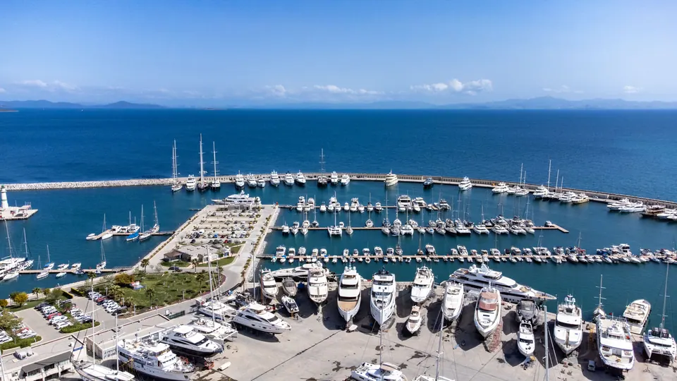Bodrum marinasının drone ile panoramik havadan görünümü