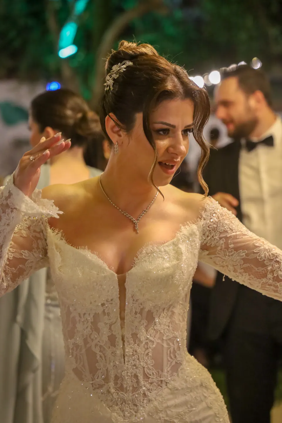 Gece düğününde dantel gelinliğiyle dans eden gelin