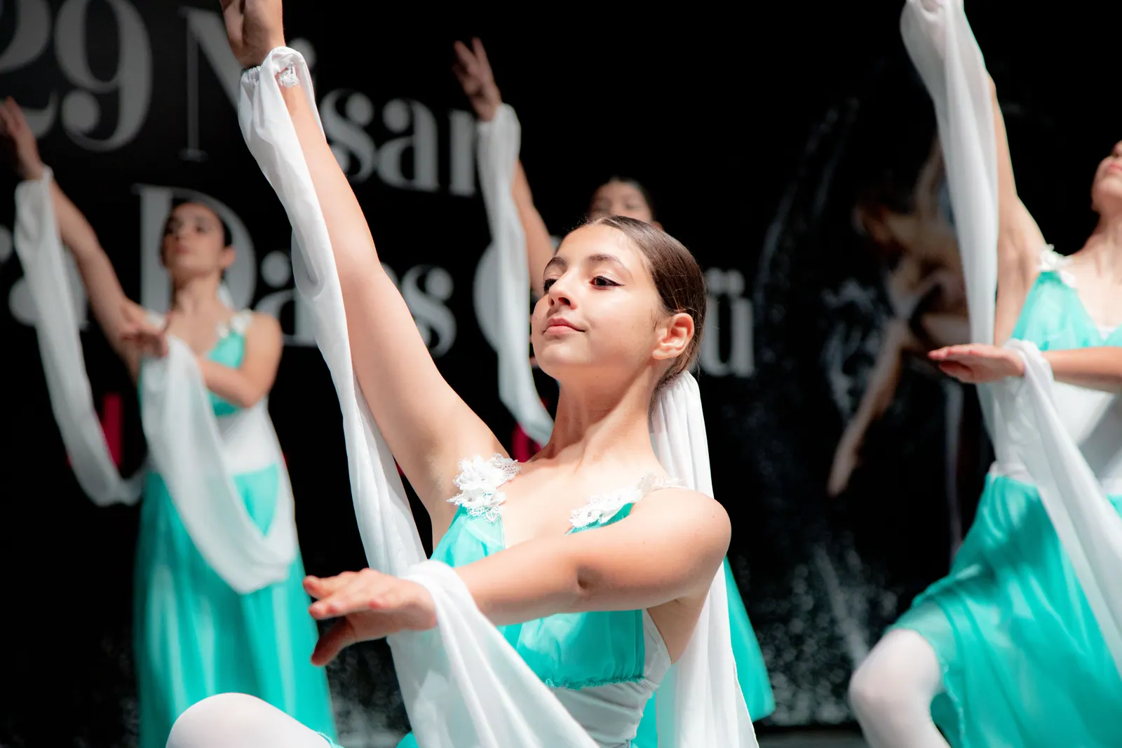 Modern dans gösterisinde dansçılar