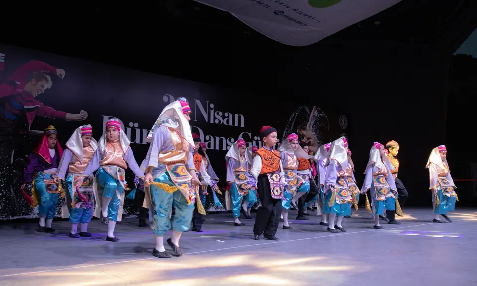 Sahnede halk dansı grubu
