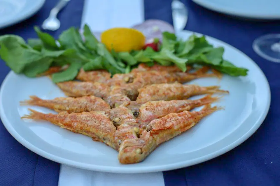 Turgutreis'te bir restoranda roka eşliğinde tava barbunya