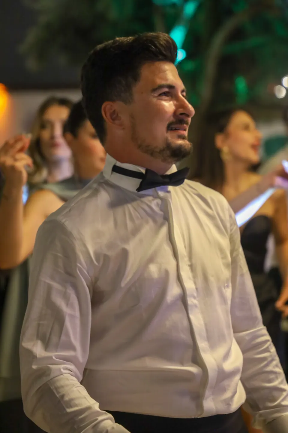 Düğün gecesinde papyonlu damadın doğal portresi