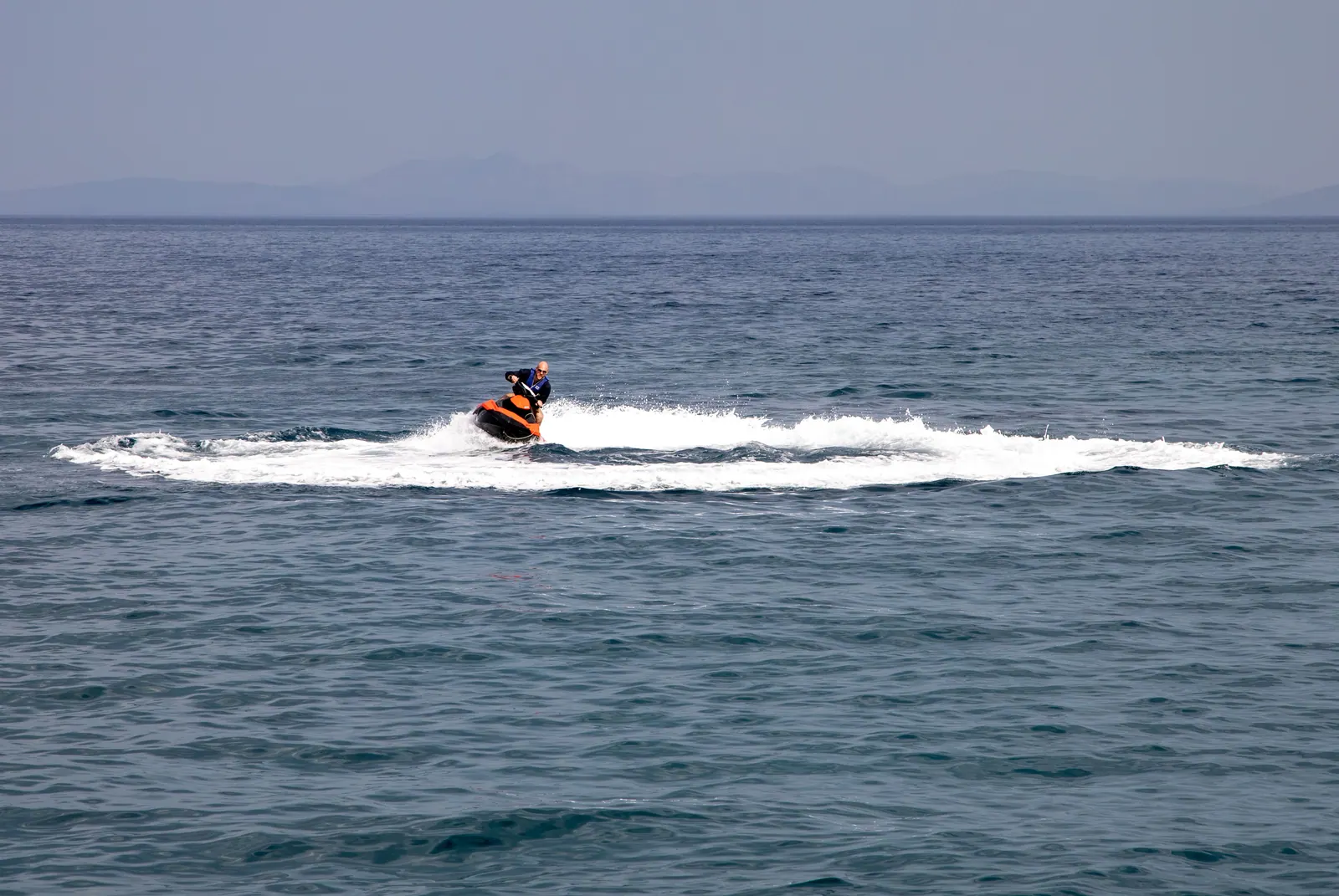 Ege denizinde hızla giden jet ski