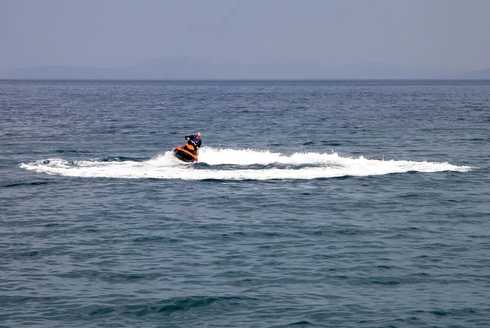 Ege denizinde hızla giden jet ski