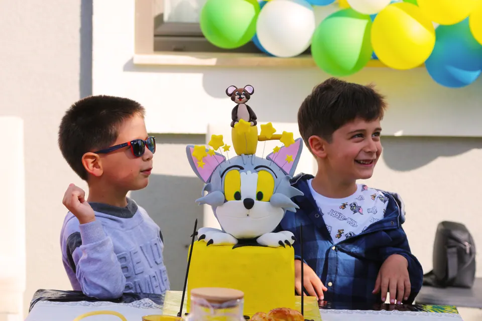 Çocuk doğum günü partisinde pastanın başındaki çocuklar