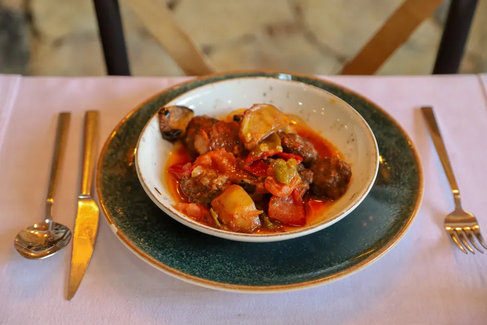 Restoran masasında köfteli sebze güveci