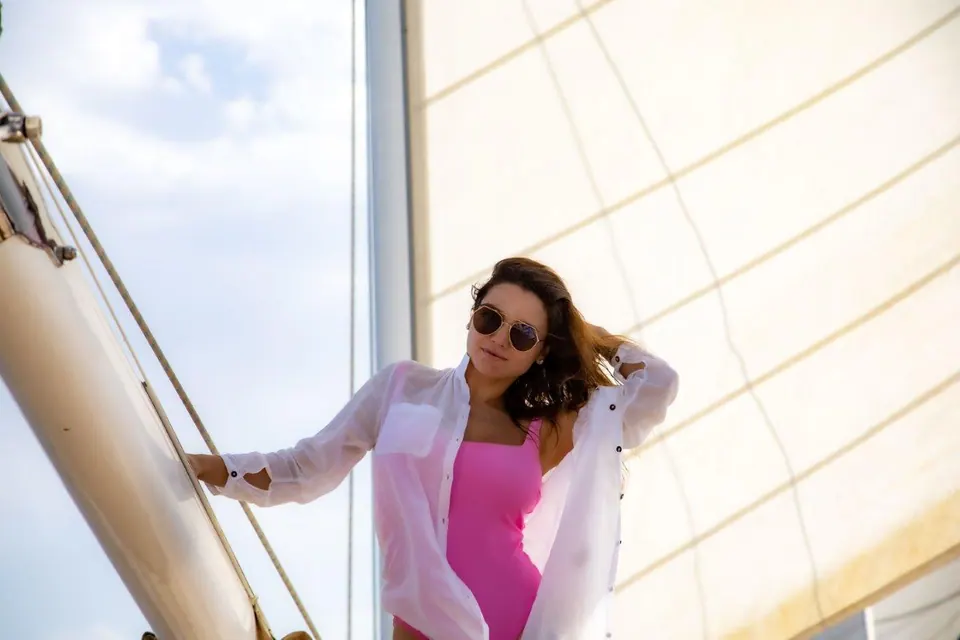 Yelken önünde pembe kıyafetli model