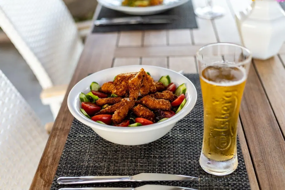 Terasta servis edilen yemek ve bira