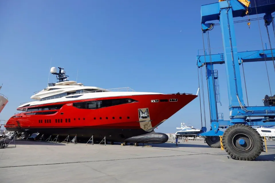 Marina'da kırmızı gövdeli süper yat