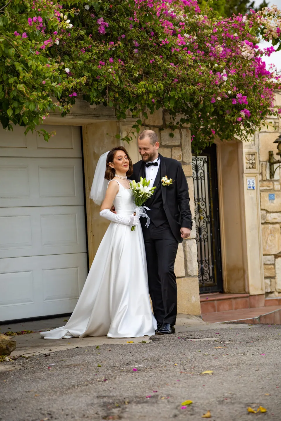 Bodrum'da begonvil altında poz veren gelin ve damat