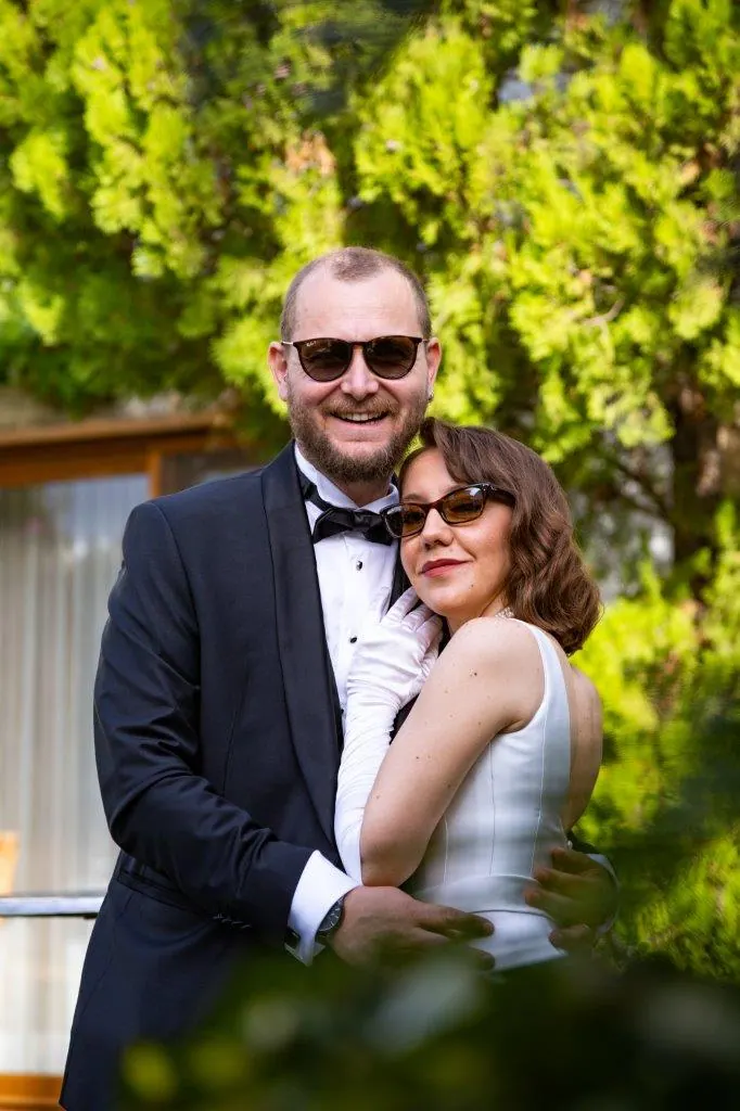 Güneş gözlüklü damat ve gelinin samimi sarılma anı