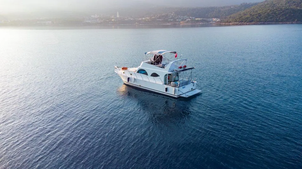 Sakin Ege denizinde demirli motor yat, Bodrum drone çekimi
