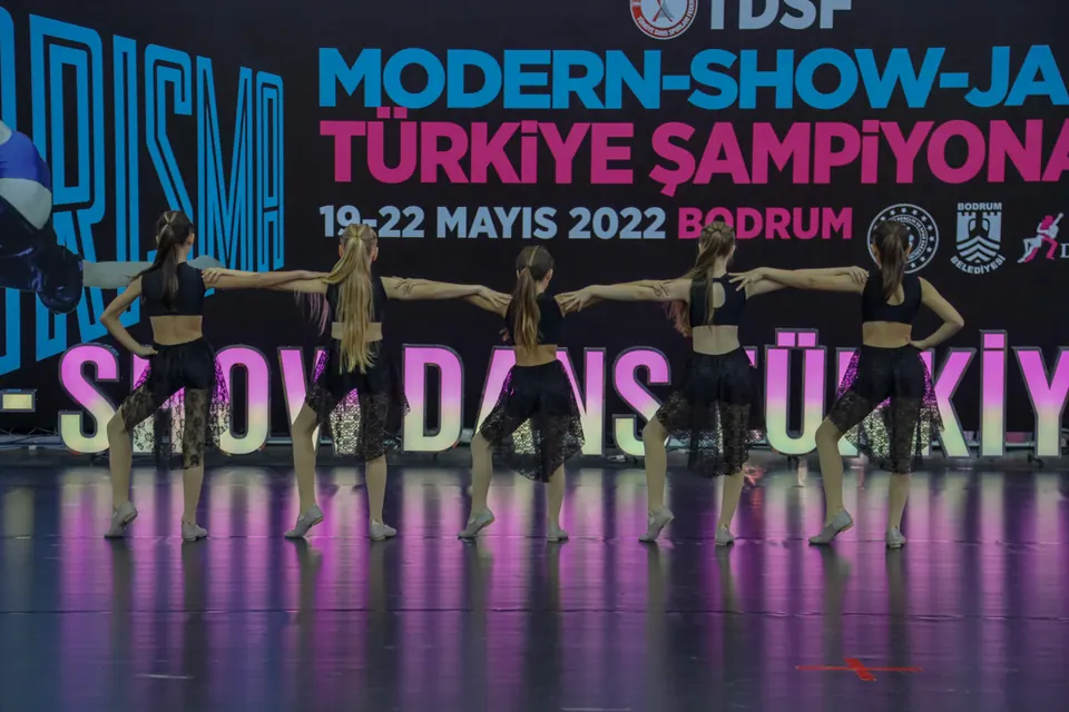 Bodrum'daki dans şampiyonasında sahnede kol kola genç dansçılar